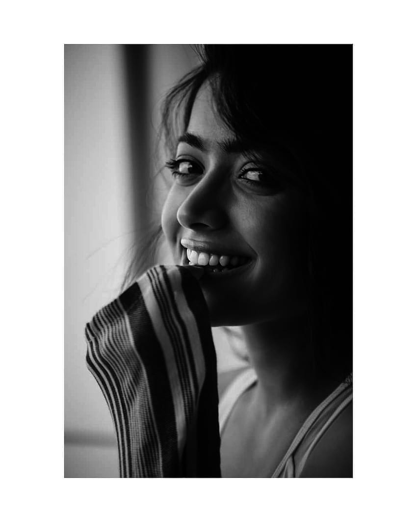 Schauspielerin Rashmika Mandanna Neueste süße Stander, rashmika schwarz HD-Handy-Hintergrundbild