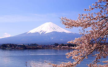 Núi Phú Sĩ - món quà quý giá của thiên nhiên cho đất nước Nhật Bản. Hãy chiêm ngưỡng những hình ảnh kỳ vĩ về núi Phú Sĩ và những tuyết trắng phủ lên đỉnh núi. Đây là một trong những thắng cảnh đẹp nhất của Nhật Bản.