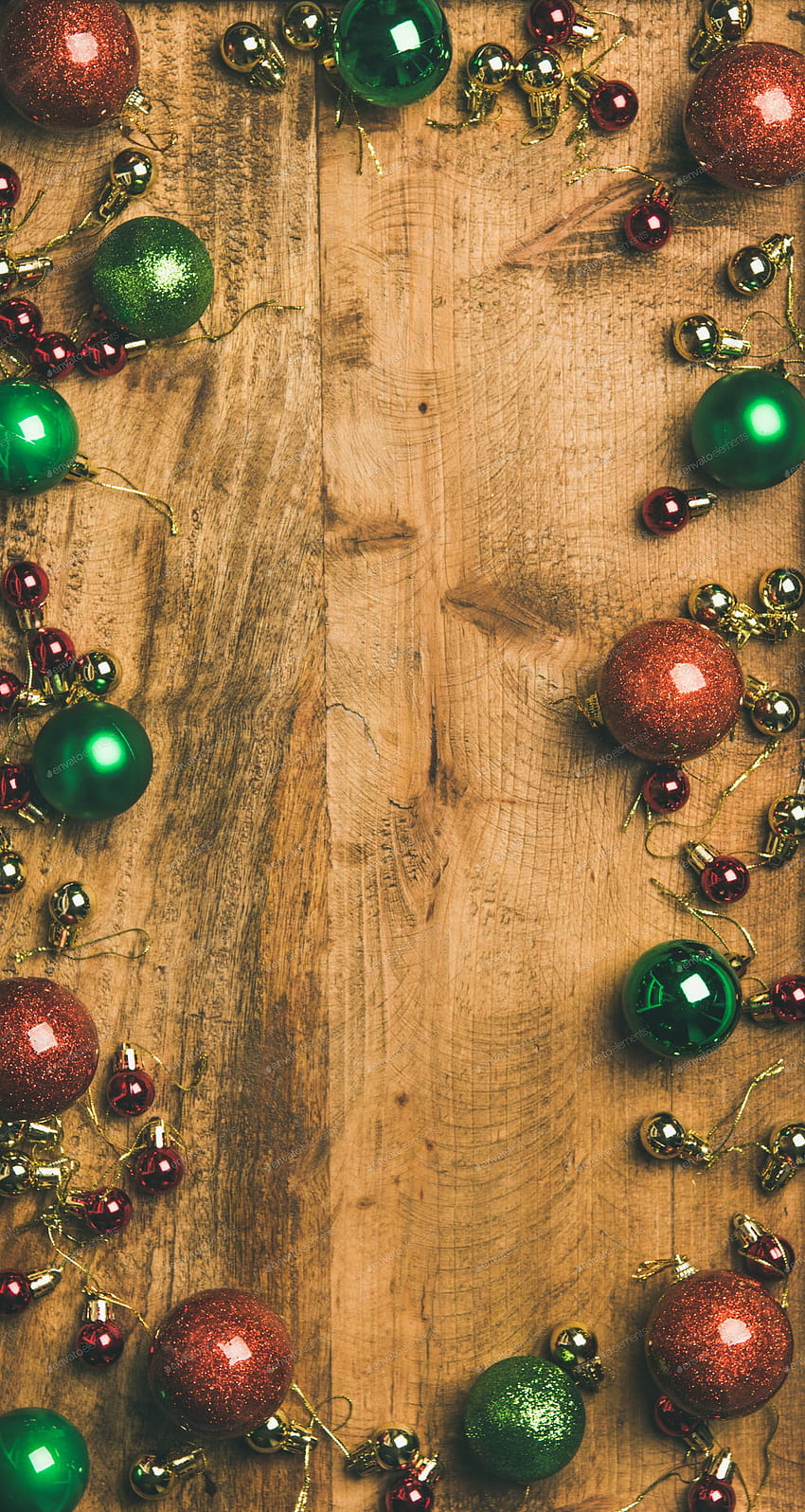 Bola dekorasi pohon Natal dengan latar belakang kayu, komposisi vertikal oleh sonyakamoz di Envato Elements, kayu pedesaan natal wallpaper ponsel HD