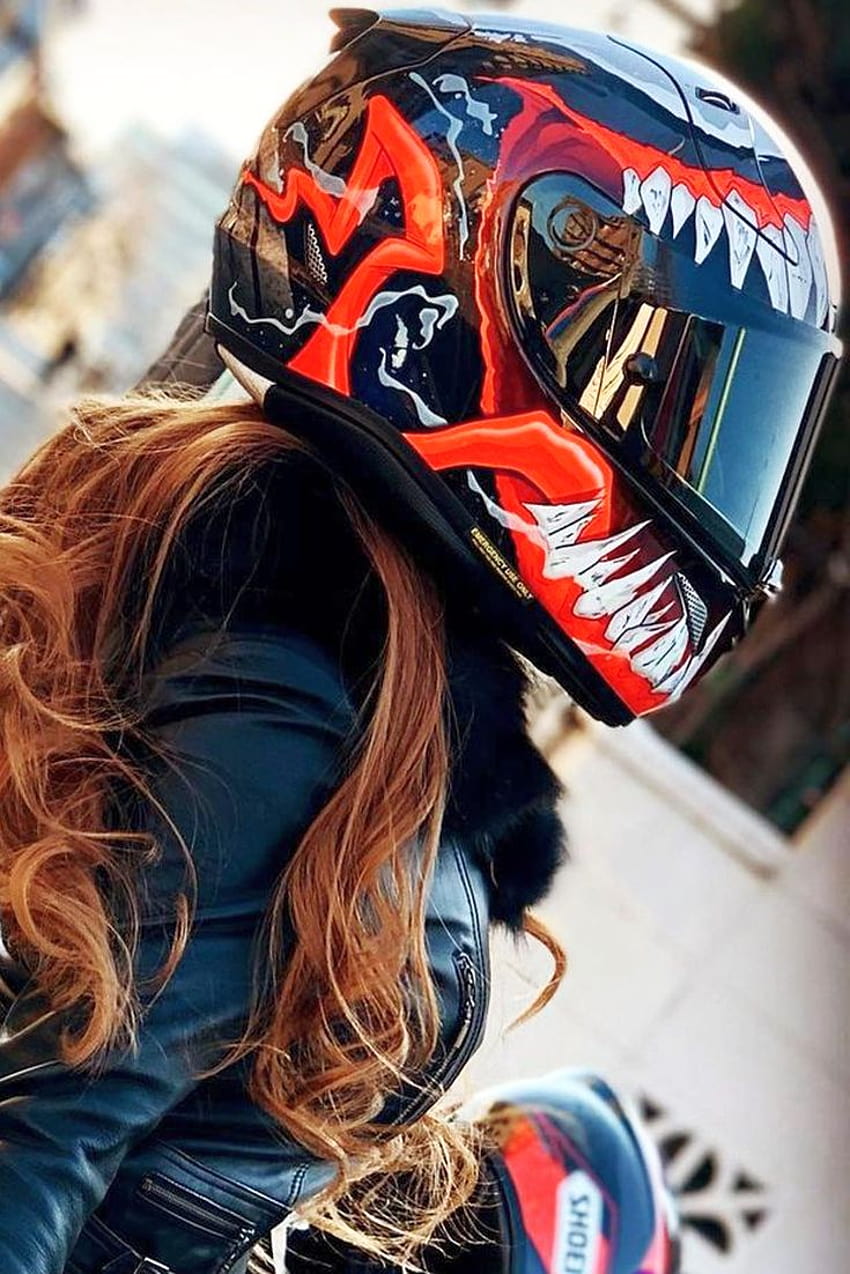 Heißes Biker-Mädchen, das einen supercoolen HJC Venom-Motorradhelm trägt HD-Handy-Hintergrundbild