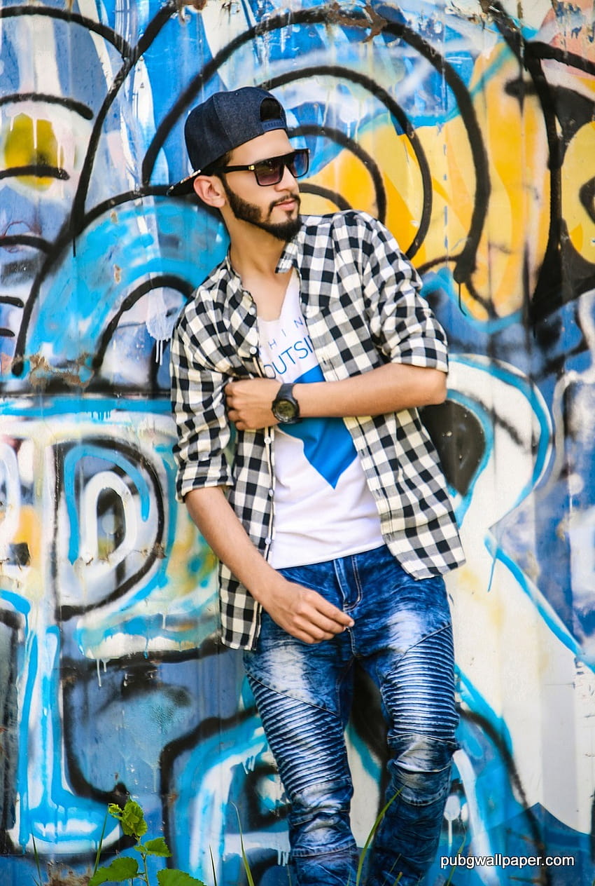 Stylish indian beard man at pink t-shirt, sunglasses and backpack. India  model posed outdoor at streets of sunset city. 10425374 Stock Photo at  Vecteezy