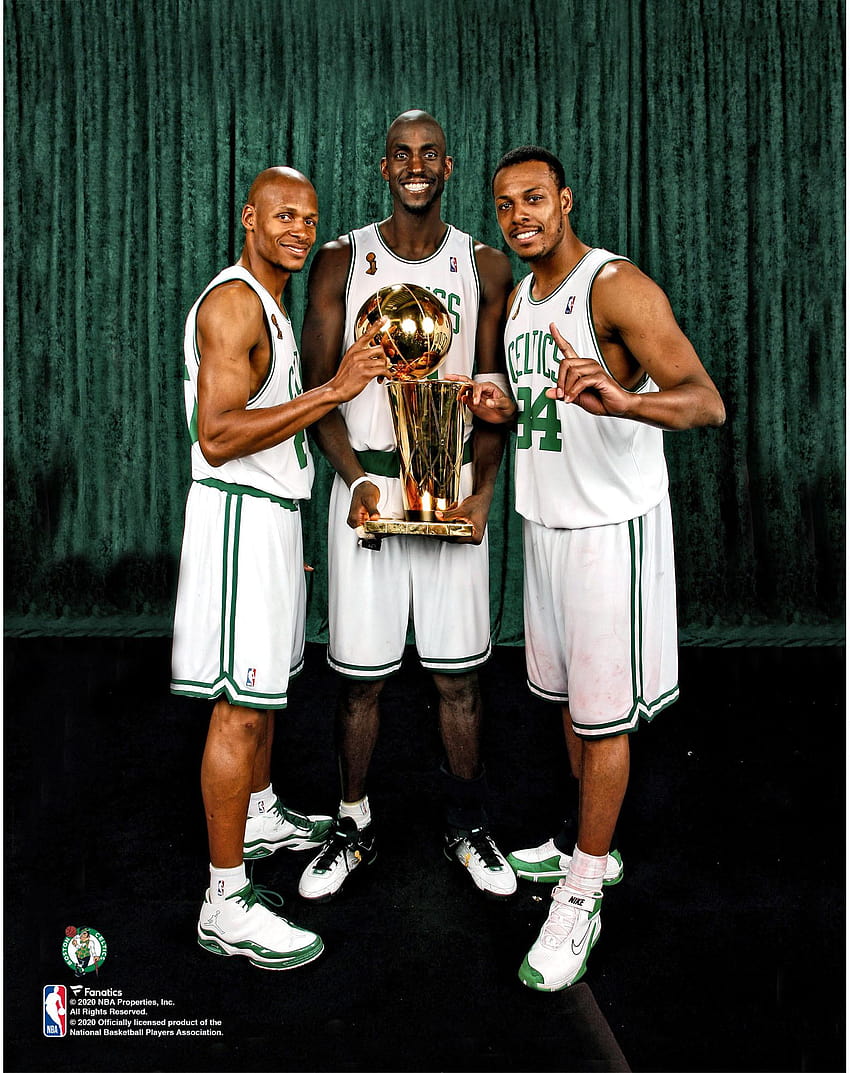 Kevin Garnett, Paul Pierce y Ray Allen Boston Celtics Unsigned Larry O'Brien Championship Trophy gráfico fondo de pantalla del teléfono