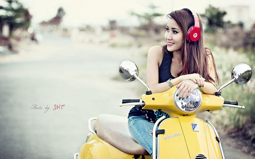 Beautiful Girl Asian Smile Scooter Headphones, scooter women HD wallpaper