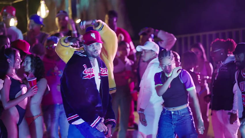 'Go Crazy'에서 Chris Brown이 착용한 Supreme Faux Fur 재킷 HD 월페이퍼