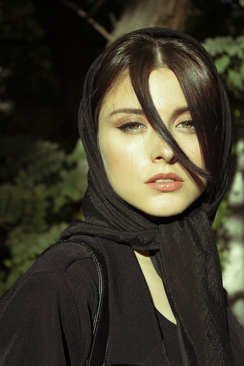 mujer con camisa blanca y gorro negro besando a mujer con gorro negro – Teherán fondo de pantalla del teléfono