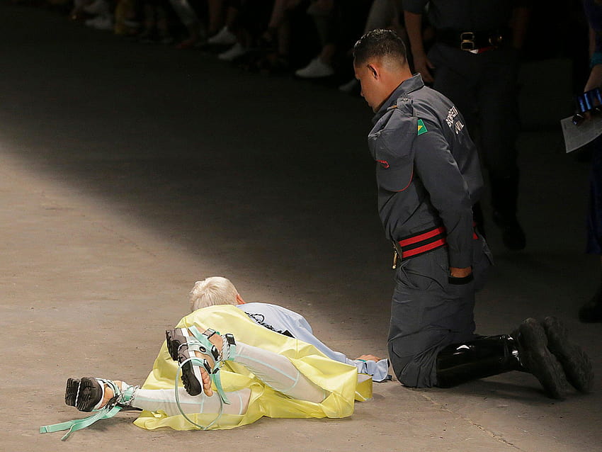Model dies after collapsing on catwalk, tales soares HD wallpaper