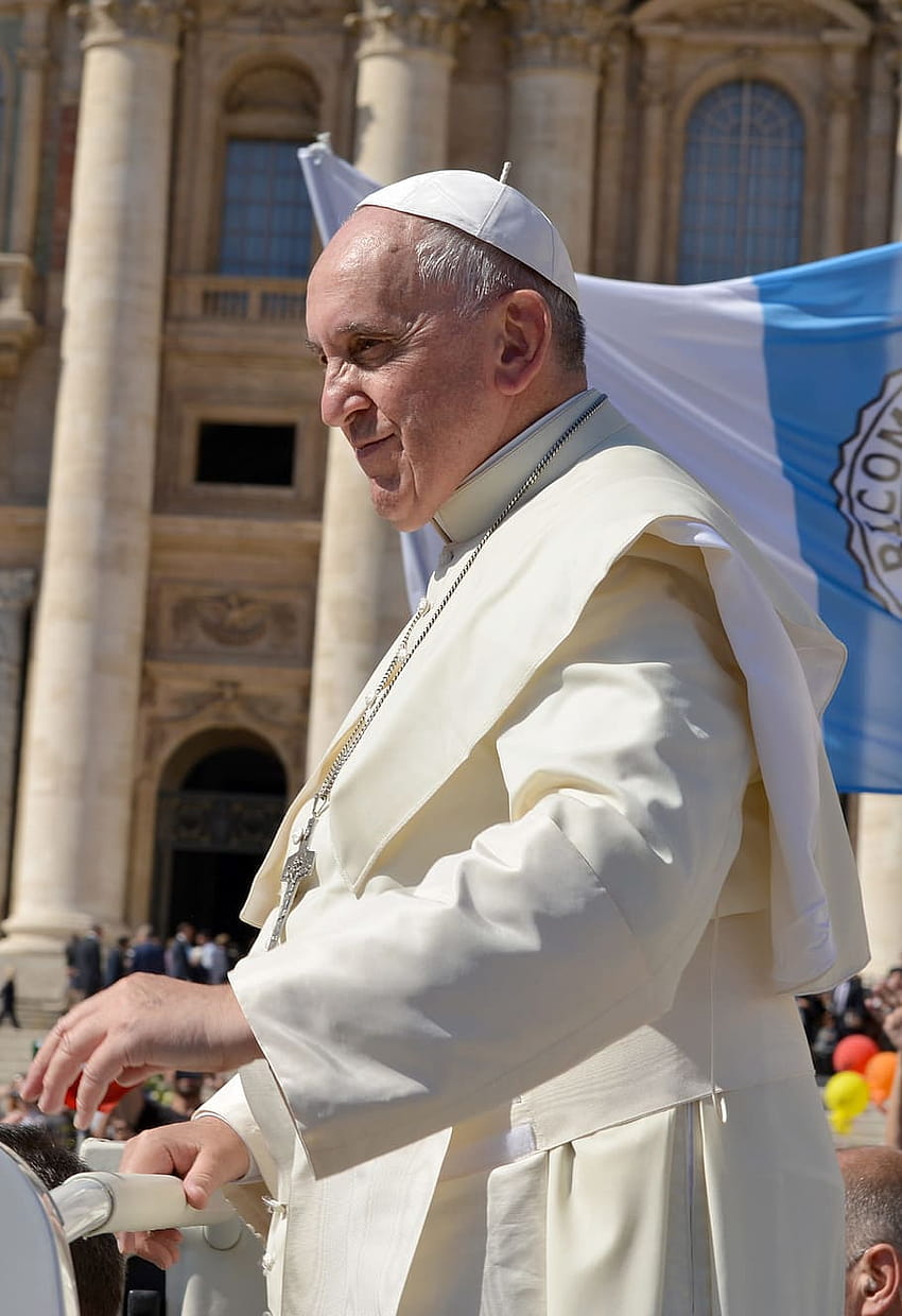 : Papst Franziskus steht neben Fahne, Papst, Papst Franziskus telefoniert HD-Handy-Hintergrundbild