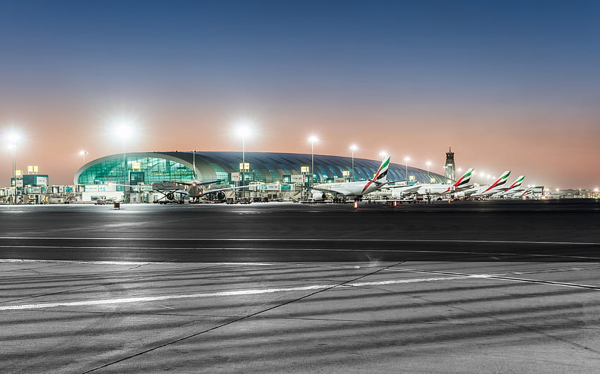 Aéroport international de Dubaï, nuit, avion de passagers, Dubaï, Émirats arabes unis avec une résolution de 3840x2400. Haute qualité, aéroport de Dubaï Fond d'écran HD