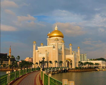 Brunei Mosque and the Brunei Royal barge, bandar seri begawan HD ...