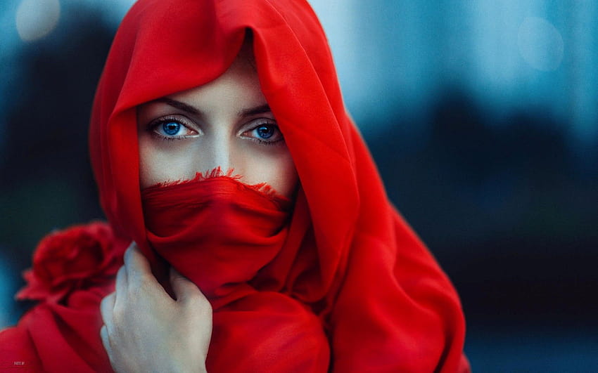 Das Mädchen in einem roten Umhang, der ihr Gesicht bedeckt, und ein Gesichtsbedeckungsmädchen HD-Hintergrundbild
