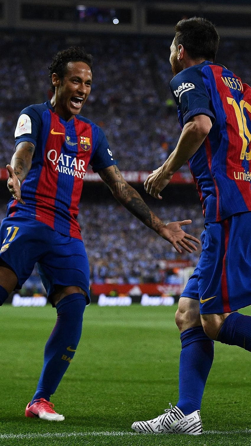 Neymar jest podekscytowany spotkaniem z Lionelem Messim w meczu PSG z Barceloną w Lidze Mistrzów UEFA Tapeta na telefon HD