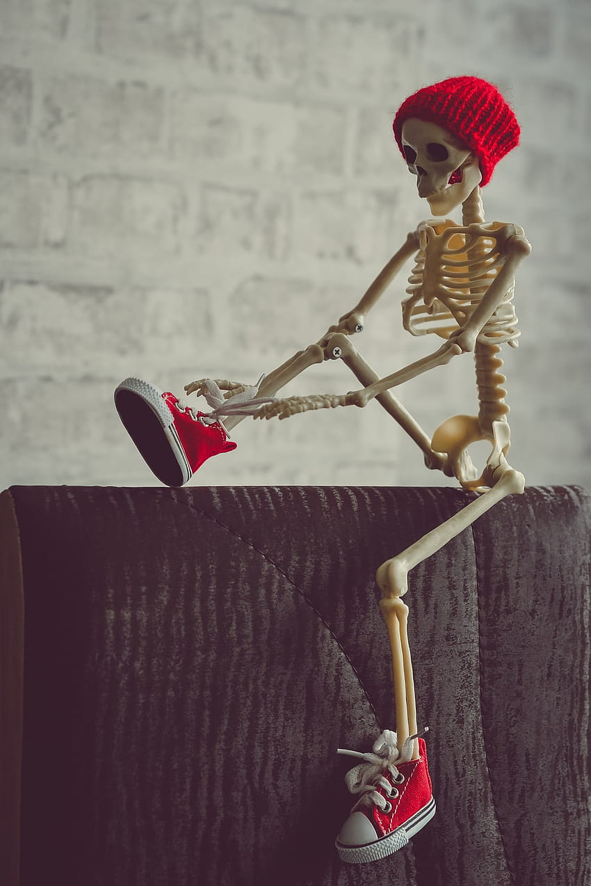 figurita de esqueleto dorado y rojo – Gris, esqueleto triste fondo de pantalla del teléfono