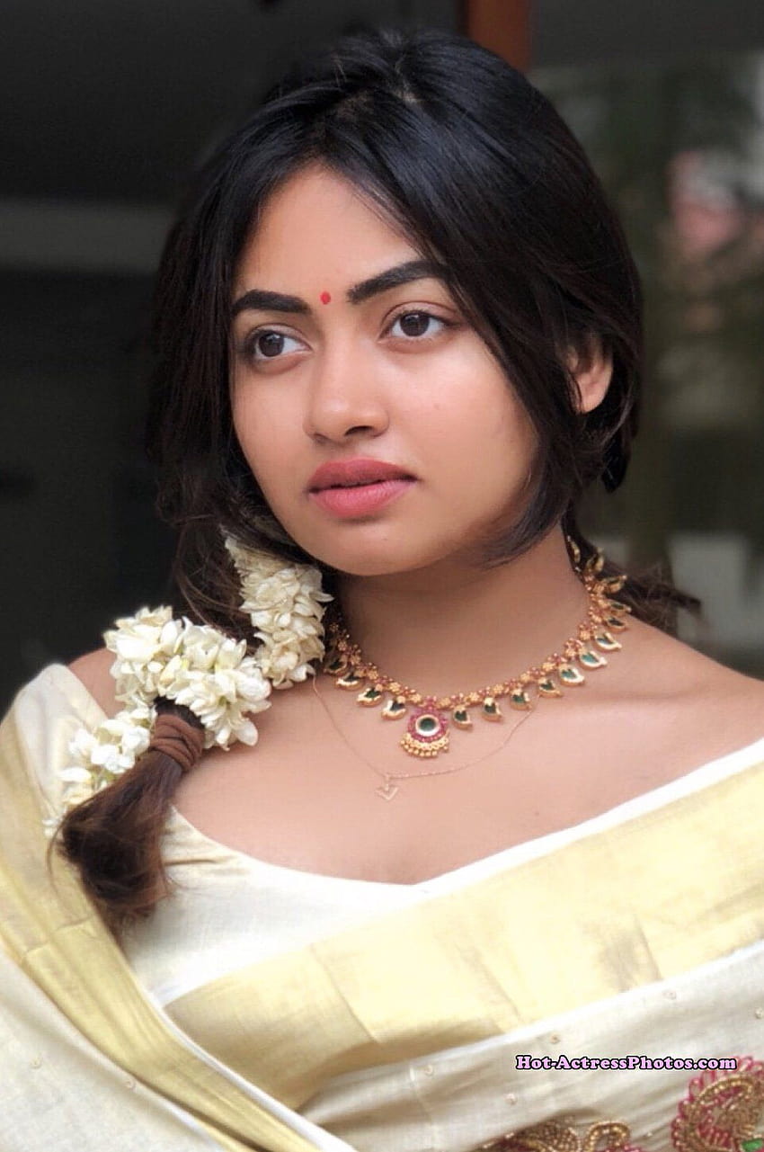 Малаяламска актриса Shaalin Zoya Cute In Kerala Saree – Гореща актриса, актьори от Керала HD тапет за телефон