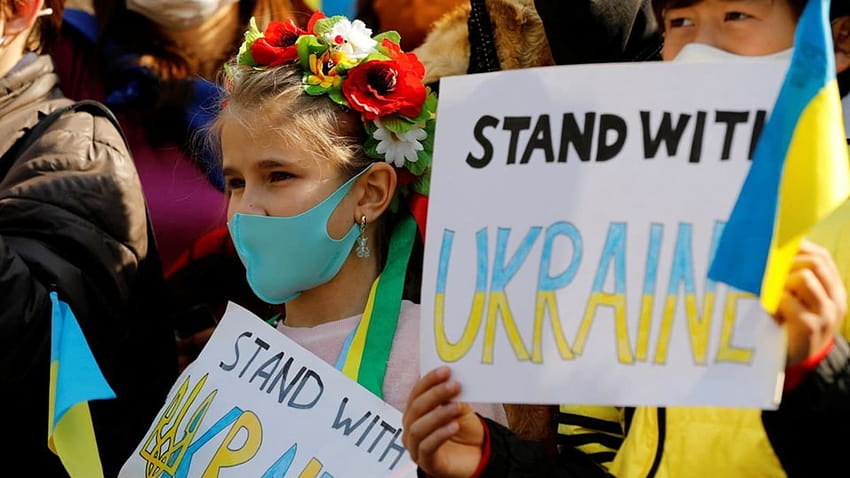 Ukraine-Krise: Bürger auf der ganzen Welt gehen auf die Straße, um gegen den Krieg zu protestieren. Rein, mit Ukraine stehen HD-Hintergrundbild
