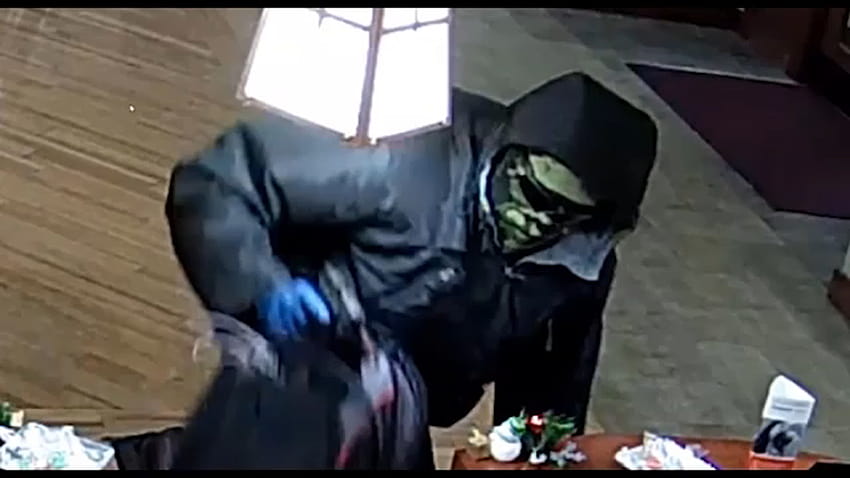 Robo de un banco de la PNC: la policía de Chapel Hill investiga un robo a mano armada en el banco de la PNC en Willow Drive, una ladrona de bancos fondo de pantalla