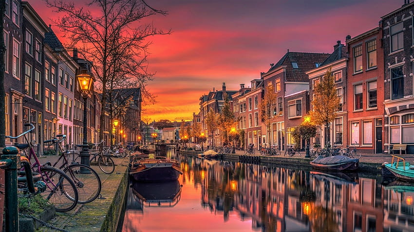 Amsterdam, kanał, zachód słońca, domy, rower, łodzie, Niemcy Tapeta HD