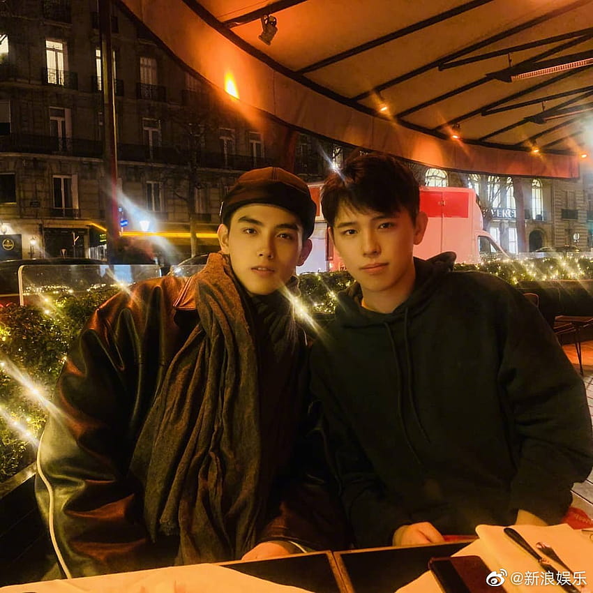 weibo go: Chen Feiyu snaps a pic with his older brother... Chen Hong's strong genes are showing HD phone wallpaper