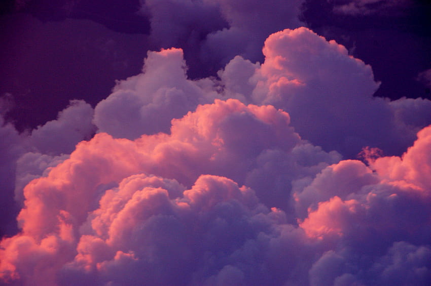 Nubes rosadas y moradas, nubes moradas estéticas. fondo de pantalla