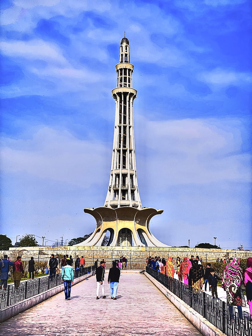 gente caminando en la calle cerca de la torre blanca y marrón durante el día – Minar, minar e pakistan fondo de pantalla del teléfono