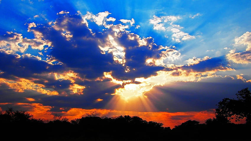 Promienie zachodzącego słońca świecące przez chmury, promienie słońca przez chmury Tapeta HD