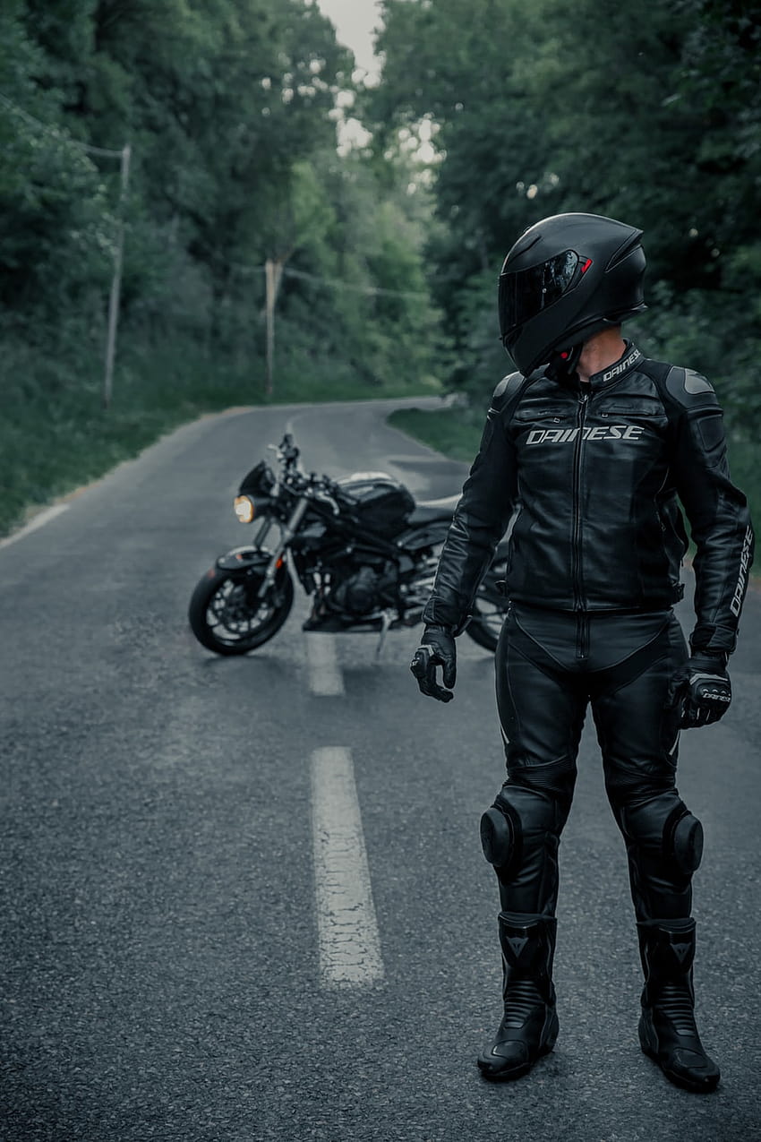 pria berjaket kulit hitam dan helm hitam mengendarai sepeda motor di jalan pada siang hari – Perancis, pakaian hitam dan helm wallpaper ponsel HD