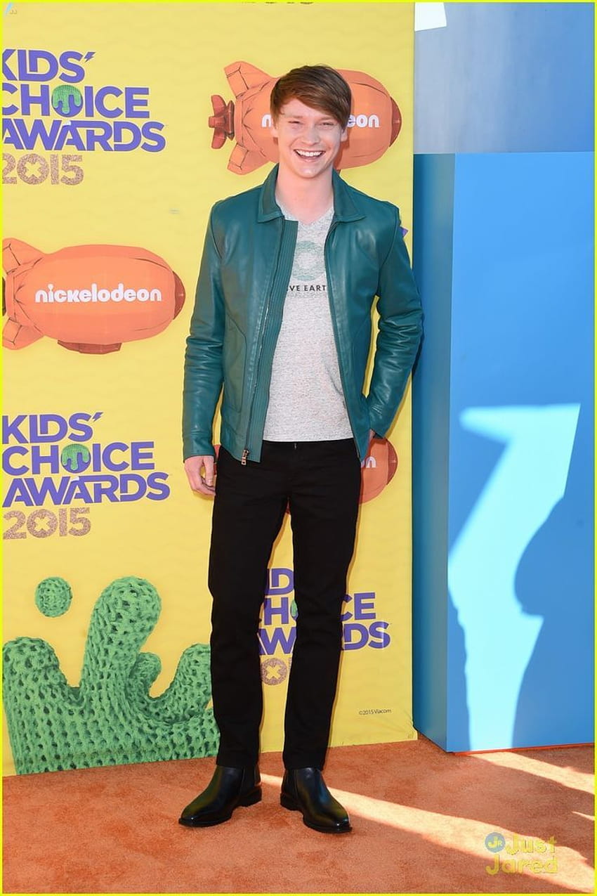 Calum Worthy Remembers To Wear His Earth Hour Shirt To KCAs 2015 with Laura Marano HD phone wallpaper