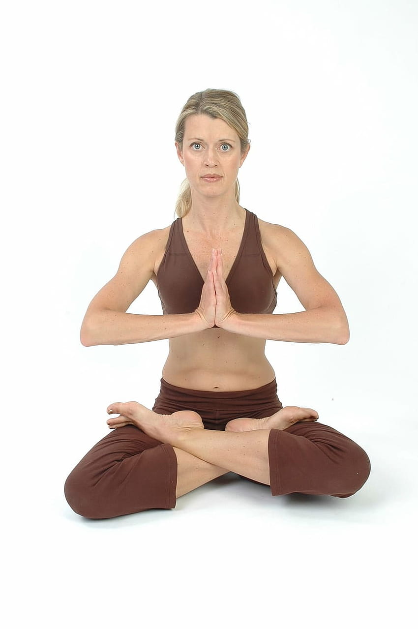 : Frau mit braunem Yoga-Anzug im Lotussitz, Frauen Pilates HD-Handy-Hintergrundbild