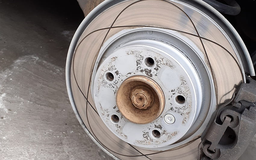 Dovresti riaffiorare o sostituire i rotori dei freni usurati? Sfondo HD