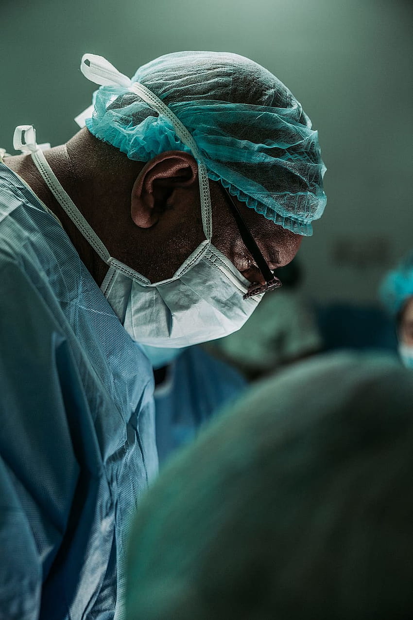 : mężczyzna w masce medycznej i szlafroku, masce chirurgicznej, masce chirurgicznej android Tapeta na telefon HD