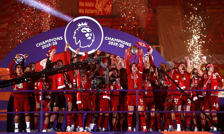 Liverpool şampiyon olurken Jordan Henderson Premier Lig kupasını kaldırdı HD duvar kağıdı