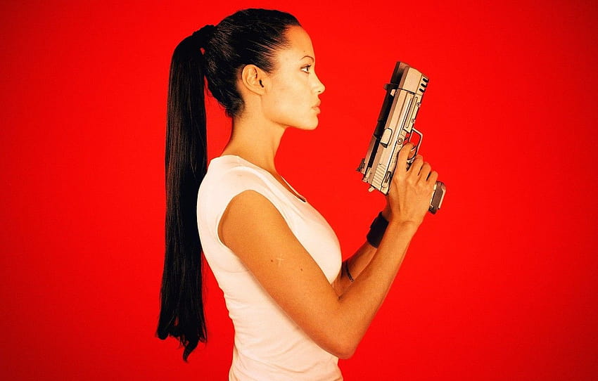 ใบหน้า อาวุธ ผม ปืน นักแสดงหญิง Angelina Jolie หาง ข้อมูลส่วนตัว พื้นหลังสีแดง Lara Croft Tomb Raider Lara croft หมวด девушки angelina jolie tomb raider วอลล์เปเปอร์ HD